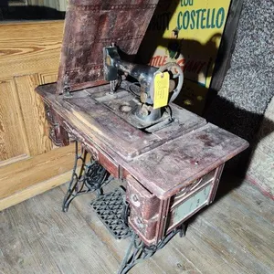 Vintage Singer Sewing Machine in Wood Cabinet