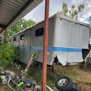 32' x 7 1/2' 5th Wheel Trailer w/ Contents