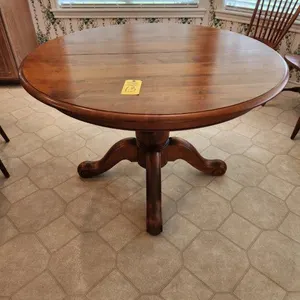 Ethan Allen Dining Table 46" Round before leaf - Has one Large Leaf