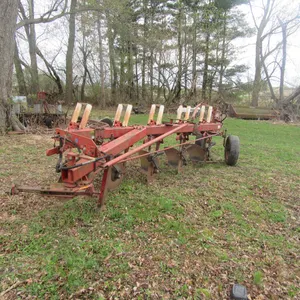 International 720 Moldboard (Semi-Mounted Type) 5 Bottom Plow
