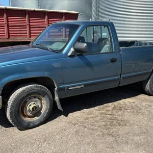 1992  GMC SL 2500 4X4 Regular Cab Truck, VIN# 1GTFK24K9NE520719, 385,564 kms showing, OWNER: Fingas Farms Ltd, SELLER: FRASER AUCTION,________________