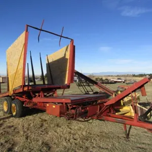 New Holland 1032 Stackliner Bale Wagon