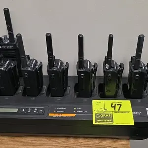 Impress2, 7 Motorola walkie-talkies with charging station