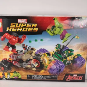 Lego- Marvel Super Heroes " Hulk vs. Red Hulk" no. 76078, new in factory sealed packaging
