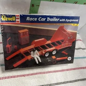 Revelle Race Car Trailer w/equipment-model kit