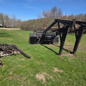 Miller Quick Attach Loader, 8’ Bucket with Grapple, Came off IH 1466, Mounts and Valve Body Included