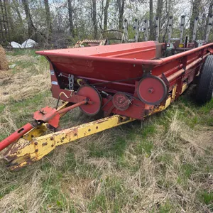 New Holland 680 Manure Spreader, 540 PTO, Newer Wood Floor and Sides, Tandem Axle, Single Rear Beate