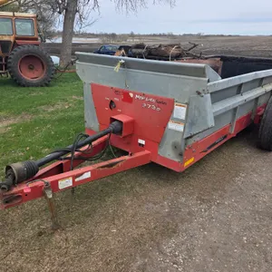 New Idea 3739 Manure Spreader, 540 PTO, Newer Poly Floor, 390 Bushel, Slop Gate, Single Rear Beater,