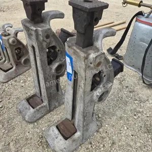 2 15 ton rail jacks