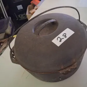 Cast Iron Dutch Oven Pot w/ Lid