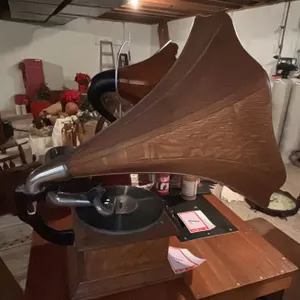 Victor phonograph with disc record