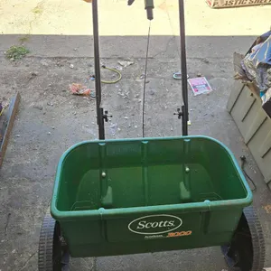 SCOTTS 3000 LAWN SPREADER