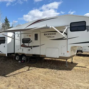 2012 Rockwood model 8288ws 5th Wheel Ultralight  3 Slides Sleeps 6 Amazing Condition 