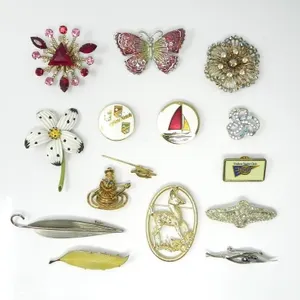 LOT OF ASSORTED COSTUME JEWELRY BROOCHES