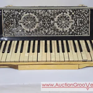 1930s Wurlitzer Phil Baker Accordion. The bellows seems to work and the keys seem to work, at least 1 keys looks a little off. I did not test it thoro