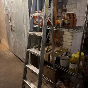 ALUMINUM STEP LADDER