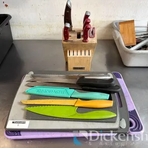 LOT WITH KNIVES AND CUTTING BOARDS