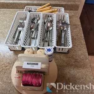 DINNER FLATWARE WITH ORGANIZER