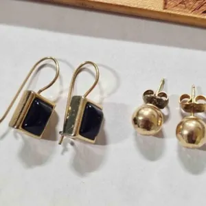 Earrings Gold tone w/black stone, marked TC