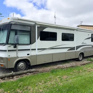 2002 Winnebago Adventurer 38.5-ft Class A Motor Home w/ 2 Slides