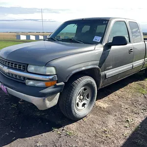 2002 CHEV SILVERADO 1500 4X4 EXT CAB SHORT BOX TRUCK
