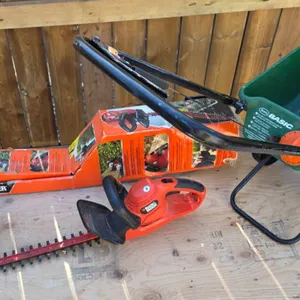 Black & Decker 22" Trimmer with Scotts Fertilizer Spreader Bundle