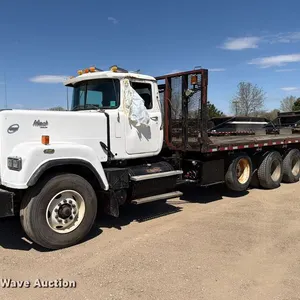 1988 Mack RW713 flatbed truck