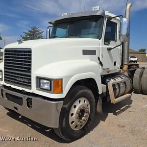 2011 Mack CHU613 semi truck