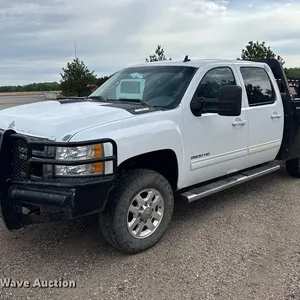2014 Chevrolet Silverado 2500HD Crew Cab flatbed pickup truck