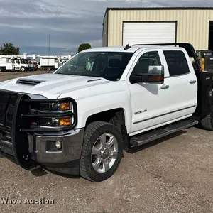 2018 Chevrolet Silverado 2500HD Crew Cab flatbed pickup truck