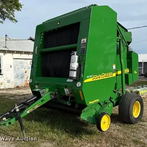 John Deere 567 round baler