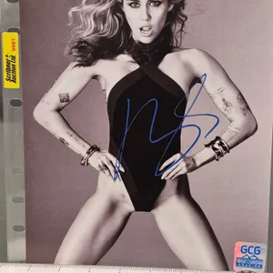 Autographed 8x10 Photo : VOGUE - Miley Cyrus (Certified : GCG)