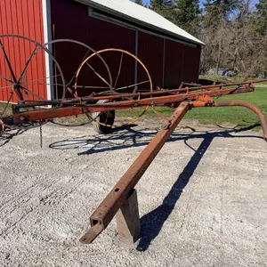 FarmHand 6-wheel hay rake (Missing Wheels)