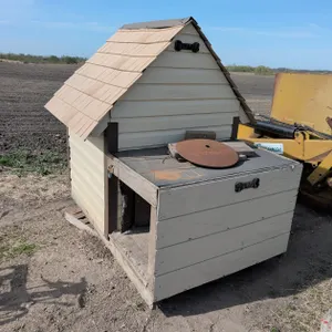 INSULATED DOG HOUSE