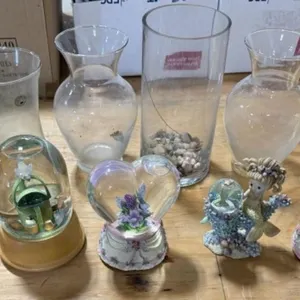 4 Snow Globe Music Boxes, Snow Globe, 6+/- Vases