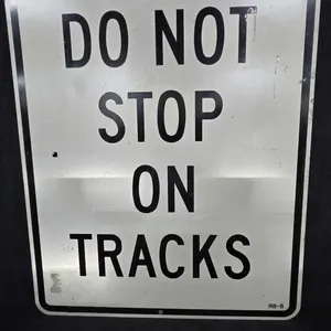 24"�30" DO NOT STOP ON TRACKS RR Sign