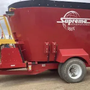 Supreme International 900 T Feed mix wagon.