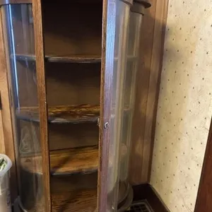 Curio cabinet with broken key
