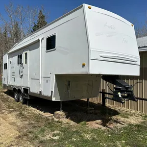 2005 36FT ARCTIC FOX SILVER FOX EDITION 5TH WHEEL HOLIDAY TRAILER, 4 SEASON CAPABILITY, HEATED UNDERBELLY, 2 SLIDES, AWNING, A/C, POWER JACKS, HARDWAL