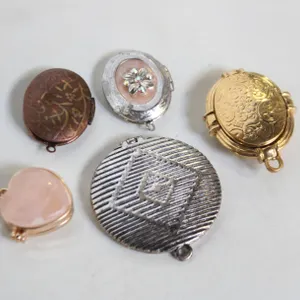5 ASSORTED LOCKETS INCL. 1 MARKED FOSSIL