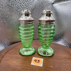 Uranium Hazel Atlas Beehive Green Salt & Pepper