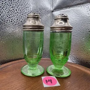 RARE URANIUM Green Clover Leaf Pattern Salt &