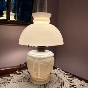 WHITE MILK GLASS TABLE LAMP