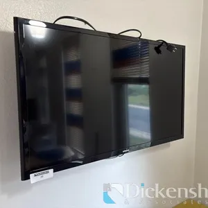 SAMSUNG 32 INCH WIDE SCREEN FLAT PANEL TELEVISION