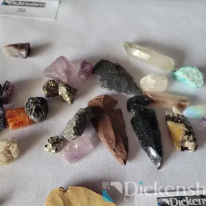 LOT OF ARROWHEADS AND QUARTZ