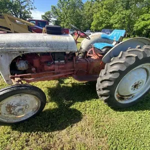 Ford 8N Tractor - Runs