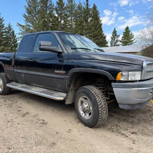 2001 Dodge Ram 2500 Cummins Diesel Extended Cab Truck w/ Rese Elite 5th Wheel Hitch, 4x4, Auto, 405,767km, Black, VIN 1B7KF23691J227847