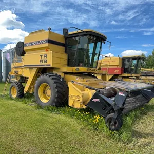 New Holland TR98 Combine w/ Melroe Super 8 P/U Header, 1890hrs, Shedded * S/N 563399 **LOTS 12-15 LINKED FOR SIMULTANEOUS BID CLOSING