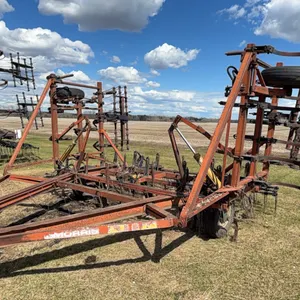 22’ Morris Charger Vibrashank Cultivatir w/ 3 Bar Mulchers