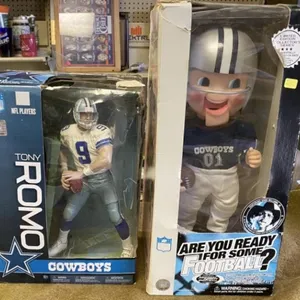 2 Cowboys Sports Figures